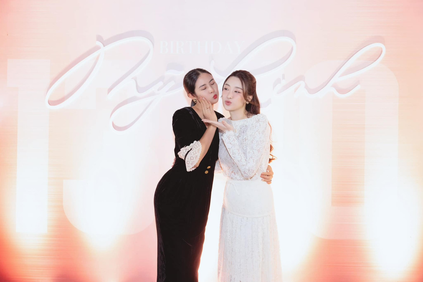 Hoa hậu Ngọc Hân diện váy đen thanh lịch tới dự tiệc sinh nhật Đỗ Mỹ Linh.