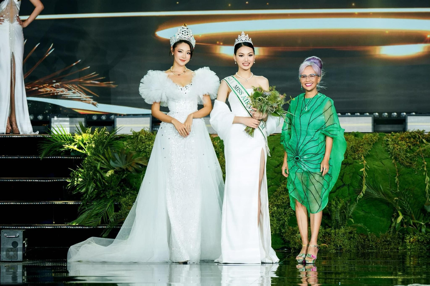 Tối 14/10 đã diễn ra chung kết Miss Earth Vietnam - Hoa hậu Trái Đất Việt Nam 2023. Người đẹp Nguyễn Thị Thu Trang đến từ Ninh Bình đã được trao danh hiệu Á hậu 1 - Miss Air Vietnam 2023. Cô được đương kim Hoa hậu Trái Đất 2022 Mina Sue Choi trao hoa và tiara.