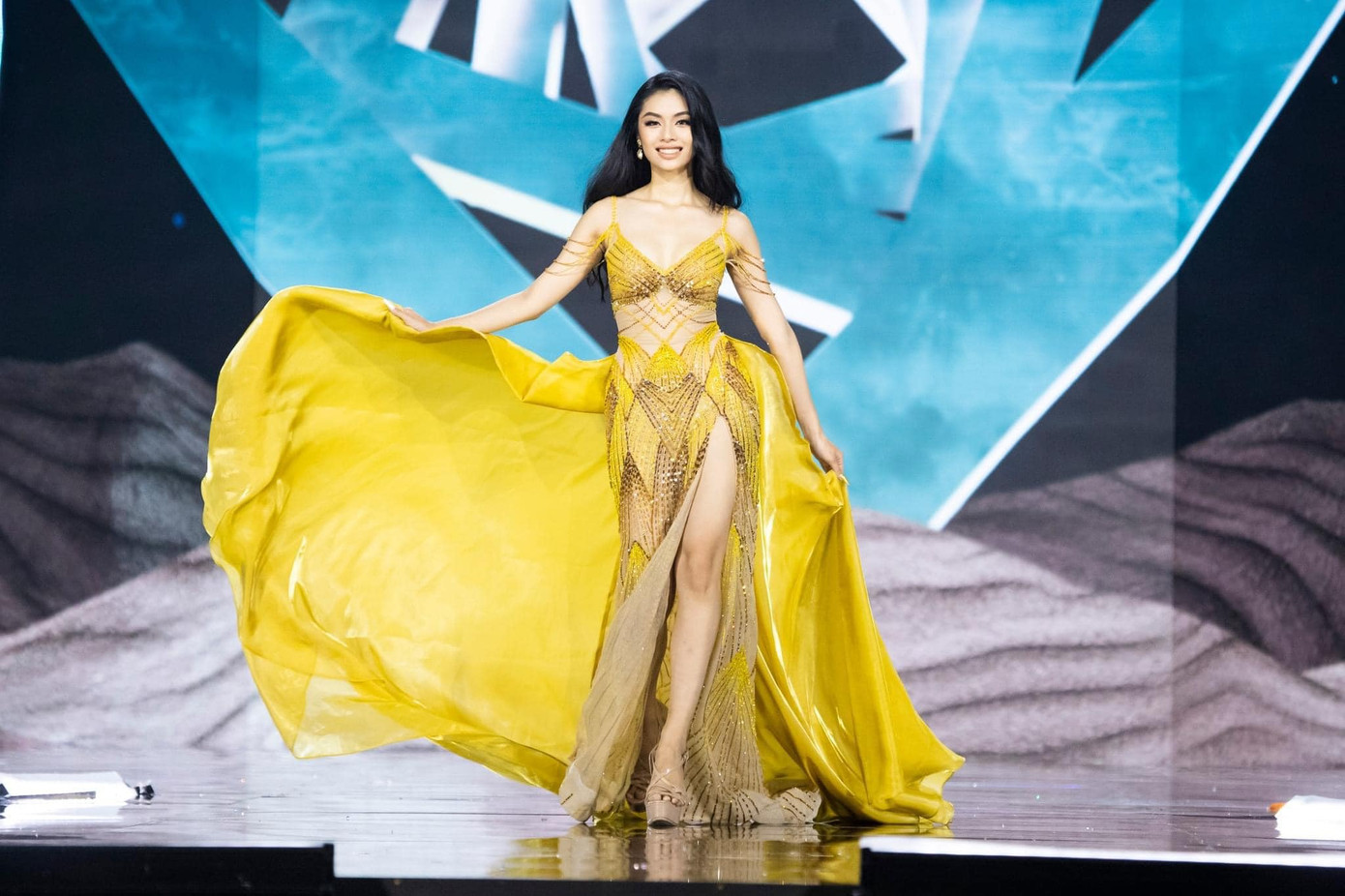 Quỳnh Trang gây chú ý với gương mặt khả ái, hình thể quyến rũ. Cô cũng có kinh nghiệm trình diễn trên sân khấu.