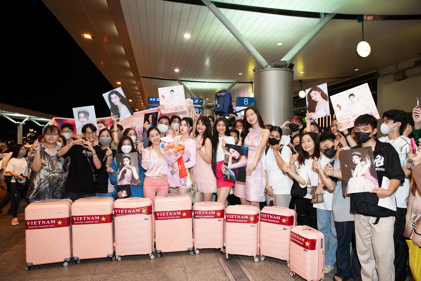 Đông đảo người hâm mộ có mặt tại sân bay Tân Sơn Nhất để tiễn Phương Nhi. Đông đảo người hâm mộ có mặt tại sân bay Tân Sơn Nhất để tiễn Phương Nhi.
