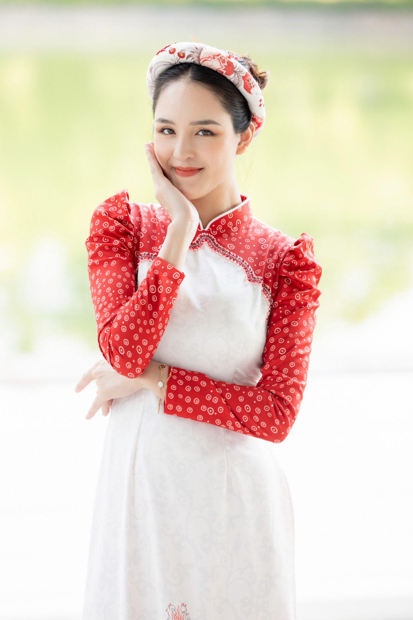 Á hậu Hoàng Anh giảm 22 kg sau khi sinh con thứ 3.