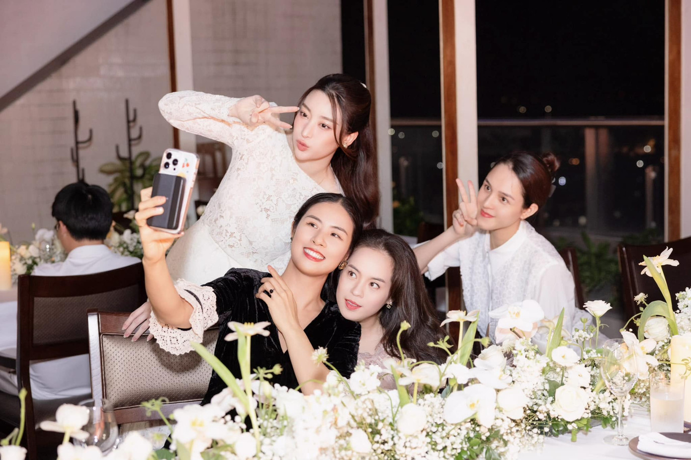 Chồng của Đỗ Mỹ Linh - Đỗ Vinh Quang sinh năm 1995, là con trai thứ hai của Bầu Hiển (Đỗ Quang Hiển). Đỗ Vinh Quang giữ chức Chủ tịch CLB Hà Nội khi mới 25 tuổi, là chủ tịch câu lạc bộ trẻ nhất lịch sử bóng đá Việt Nam.