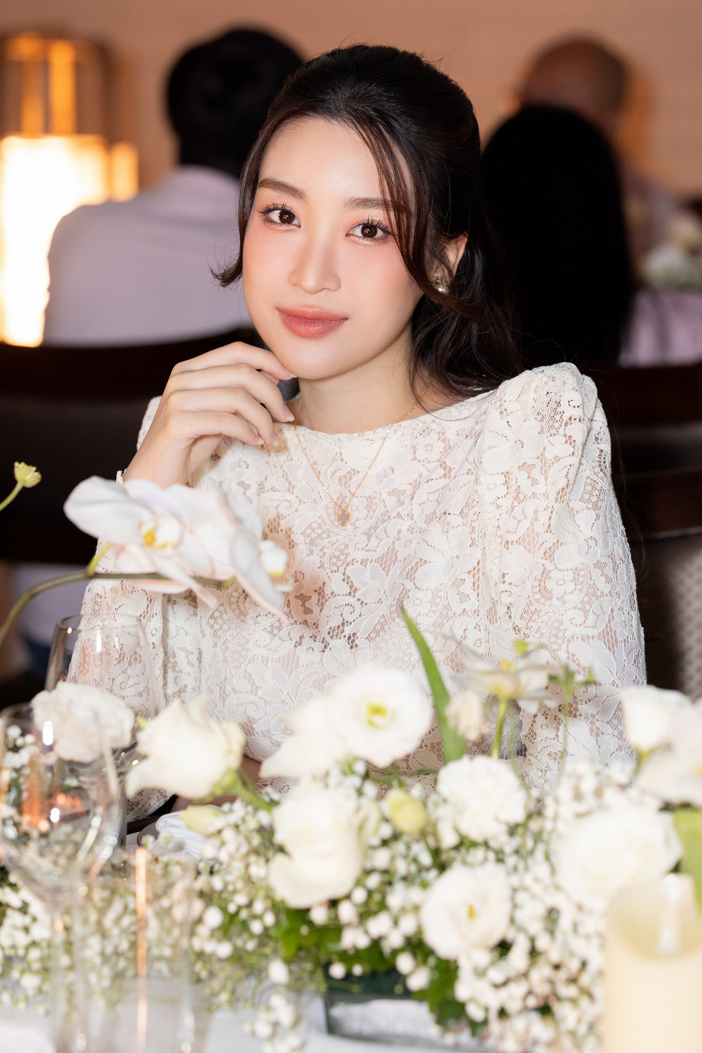 Đỗ Mỹ Linh kết hôn với doanh nhân Đỗ Vinh Quang tháng 10/2022. Hoa hậu Việt Nam 2016 gần như rút lui khỏi giới showbiz để chăm lo cho cuộc sống gia đình. Cô chỉ xuất hiện ở các trận đấu mà đội bóng của chồng tham gia thi đấu.