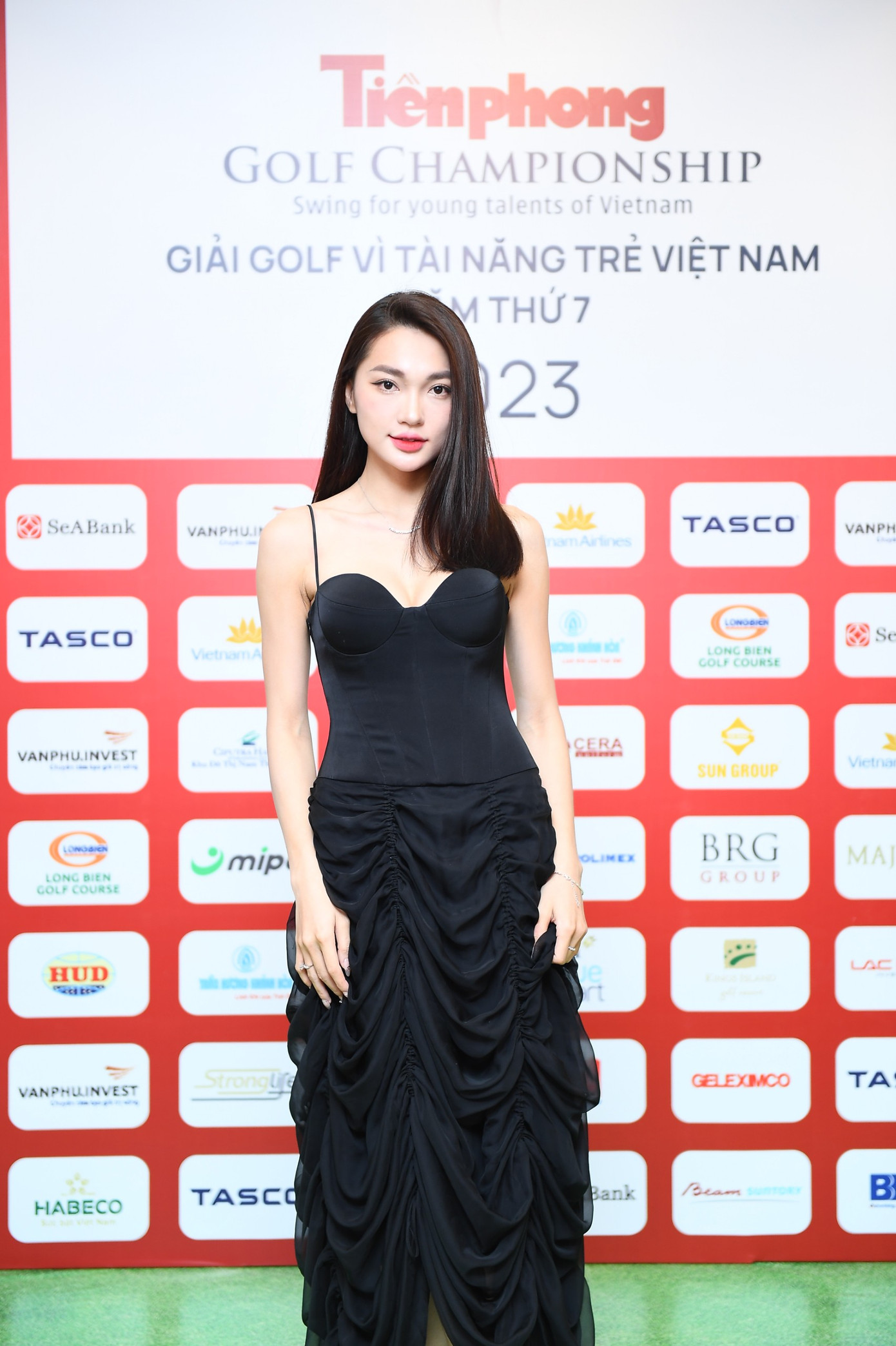 Người đẹp Ngọc Nữ - Top 10 Hoa hậu Hoàn vũ Việt Nam 2017, diện váy đen quyến rũ.