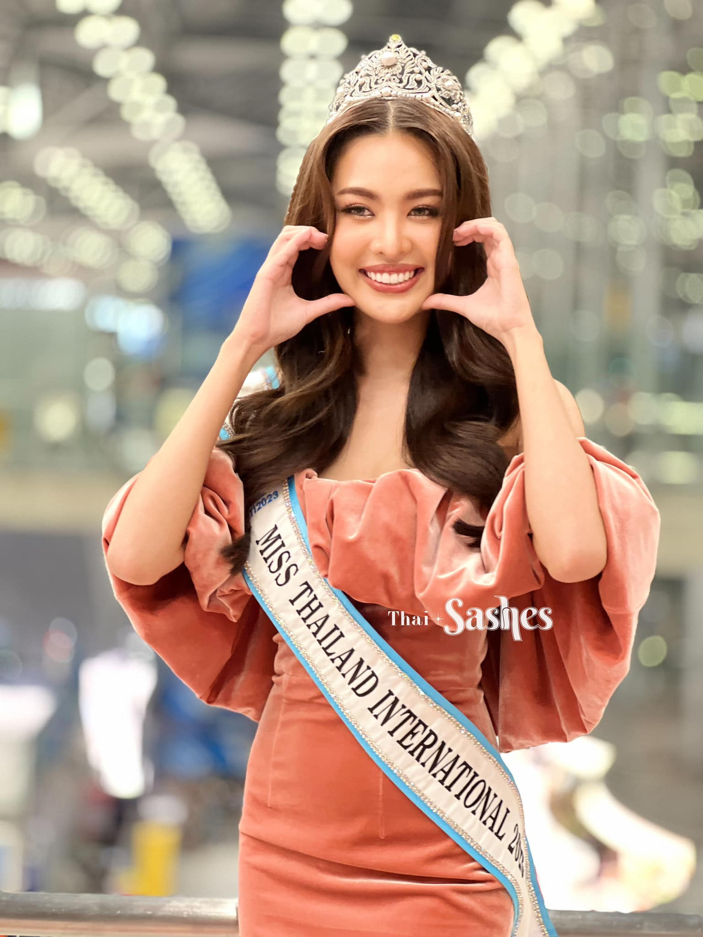 Người đẹp Supaporn Ritthipreuk - đại diện Thái Lan rạng rỡ ở sân bay với bộ váy bèo nhún yêu kiều. Supaporn Ritthipreuk được đánh giá là ứng viên tiềm năng và là đối thủ đáng gờm của Á hậu Phương Nhi ở khu vực châu Á.