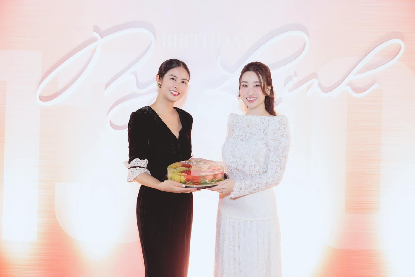 Hai người đẹp là bạn bè thân thiết trong cuộc sống. Cả hai thường xuyên có mặt ở những sự kiện quan trọng của nhau. Ngọc Hân mang theo chiếc bánh sinh nhật do cô tự làm để tặng Đỗ Mỹ Linh.