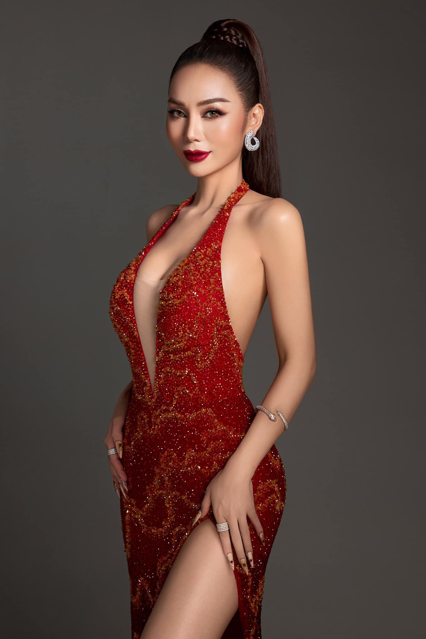 Hoàng Thị Kim Chi sinh năm 1997 tại Quảng Trị, cao 1,68 m với số đo 3 vòng 85-60-90 cm. Cô là nhà sáng tạo nội dung có kênh Tiktok 2,4 triệu follows. Cô từng tham dự cuộc thi Miss Grand Vietnam 2022.