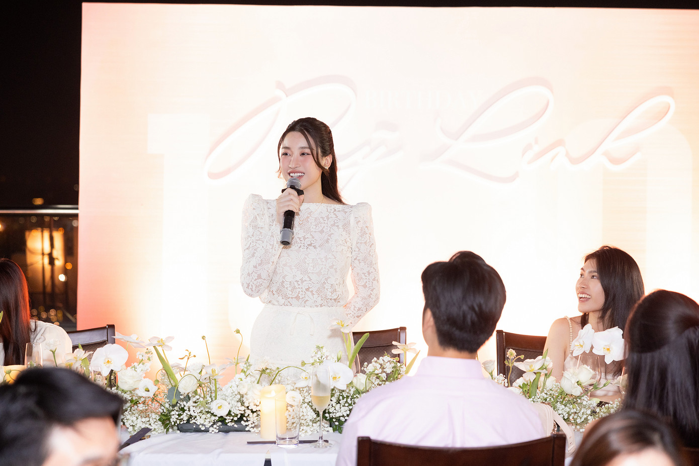 Đỗ Mỹ Linh sinh năm 1996 tại Hà Nội, tốt nghiệp Đại học Ngoại thương Hà Nội. Cô đăng quang Hoa hậu Việt Nam 2016, đại diện Việt Nam tham dự Hoa hậu Thế giới 2017 và vào top 40, giành giải Hoa hậu Nhân ái. Hiện tại cô phát triển sự nghiệp làm MC, bên cạnh việc kinh doanh thời trang.