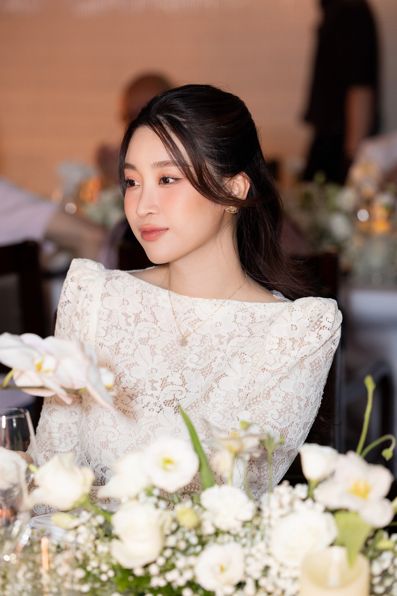 Đỗ Mỹ Linh kết hôn với doanh nhân Đỗ Vinh Quang tháng 10/2022. Hoa hậu Việt Nam 2016 gần như rút lui khỏi giới showbiz để chăm lo cho cuộc sống gia đình. Cô chỉ xuất hiện ở các trận đấu mà đội bóng của chồng tham gia thi đấu.