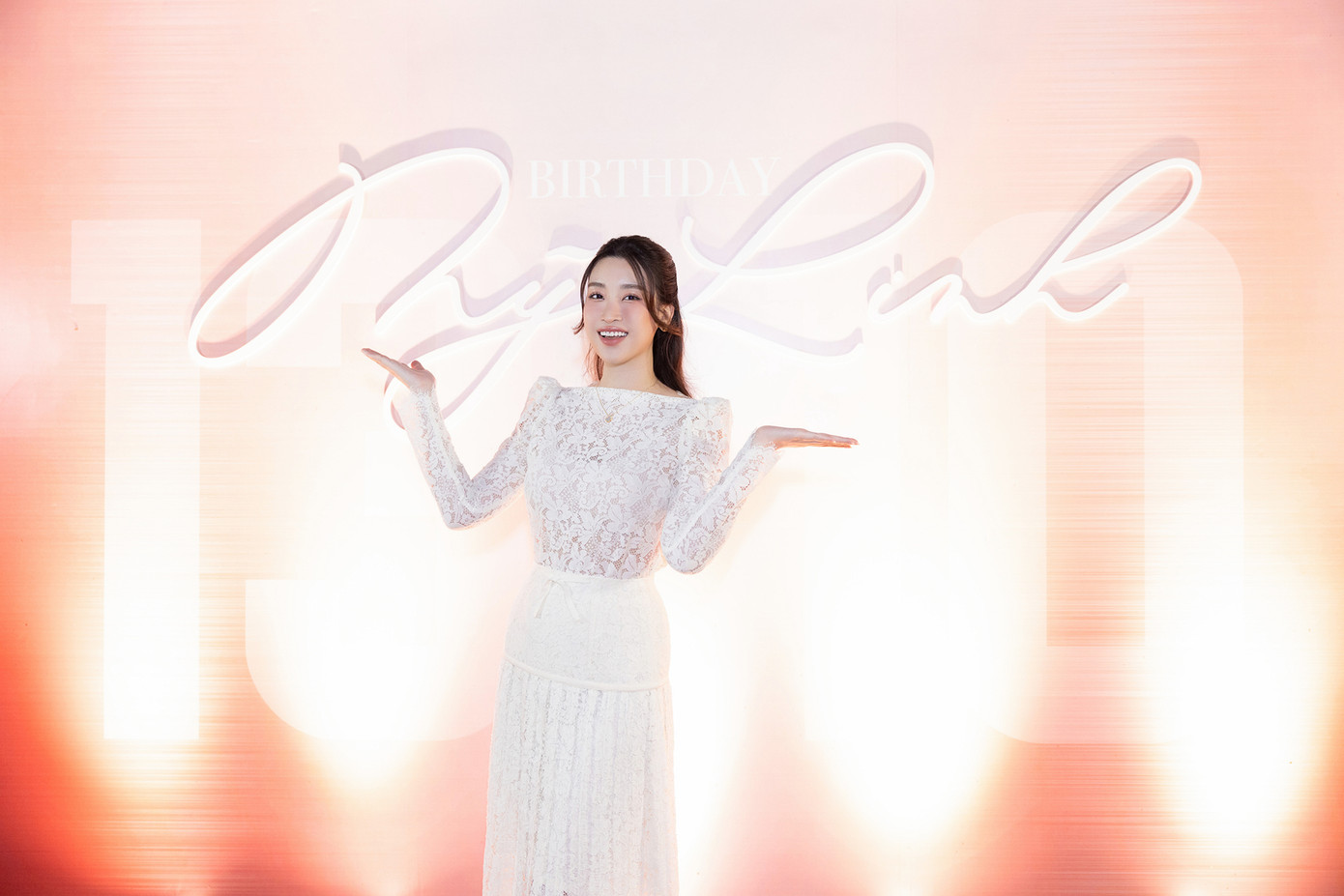 Hôm 13/10, Hoa hậu Đỗ Mỹ Linh tổ chức buổi tiệc sinh nhật chào đón tuổi 27. Bữa tiệc có sự góp mặt của người thân, bạn bè thân thiết của người đẹp.