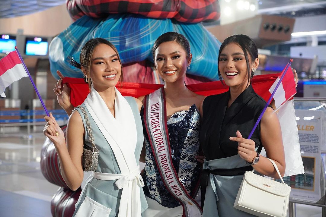 Người đẹp năm nay 26 tuổi đến từ tỉnh Bandung. Cô được giới thiệu có chiều cao 1,72 m và thích du lịch, nấu ăn. Farhana Nariswari được đánh giá là người đẹp năng động, có khả năng ứng xử và thuyết trình ấn tượng. Cô tham gia công tác xã hội ở nhiều quốc gia trên thế giới, từng vào top 5 cuộc thi hùng biện AMSA Indonesia 2018.