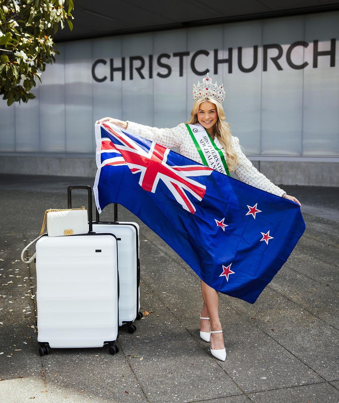 Người đẹp New Zealand - Georgia Waddington mặc gam trắng thanh lịch để sang Nhật Bản. Cô năm nay 21 tuổi, có nhan sắc ngọt ngào, thanh lịch, được đánh giá phù hợp với sân chơi Hoa hậu Quốc tế.