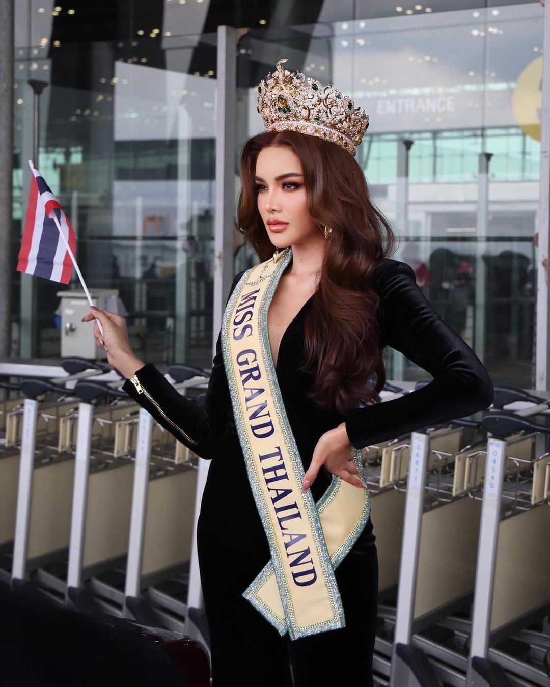 Aoom Thaweeporn năm nay 27 tuổi. Aoom Thaweeporn từng tham dự Hoa Hậu Hòa Bình Thái Lan 2017 và giành ngôi Á hậu 3. Người đẹp sau đó đại diện Thái Lan tại cuộc thi Miss United Kingdom 2017 và tiếp tục giành giải Á hậu 3. Cô đã tốt nghiệp chuyên ngành Khoa học Quản lý ở Đại học Suan Sunandha Rajabhat.