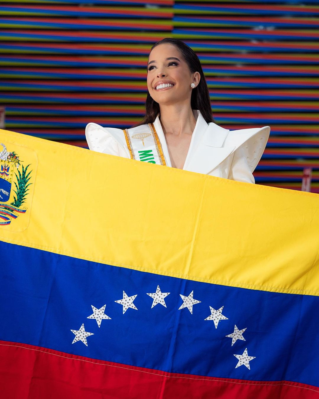 Đại diện Venezuela - Andrea Rubio chọn vest trắng kín đáo, thanh lịch khi bay sang Nhật. Cô là ứng viên sáng giá ở khu vực Mỹ Latinh.