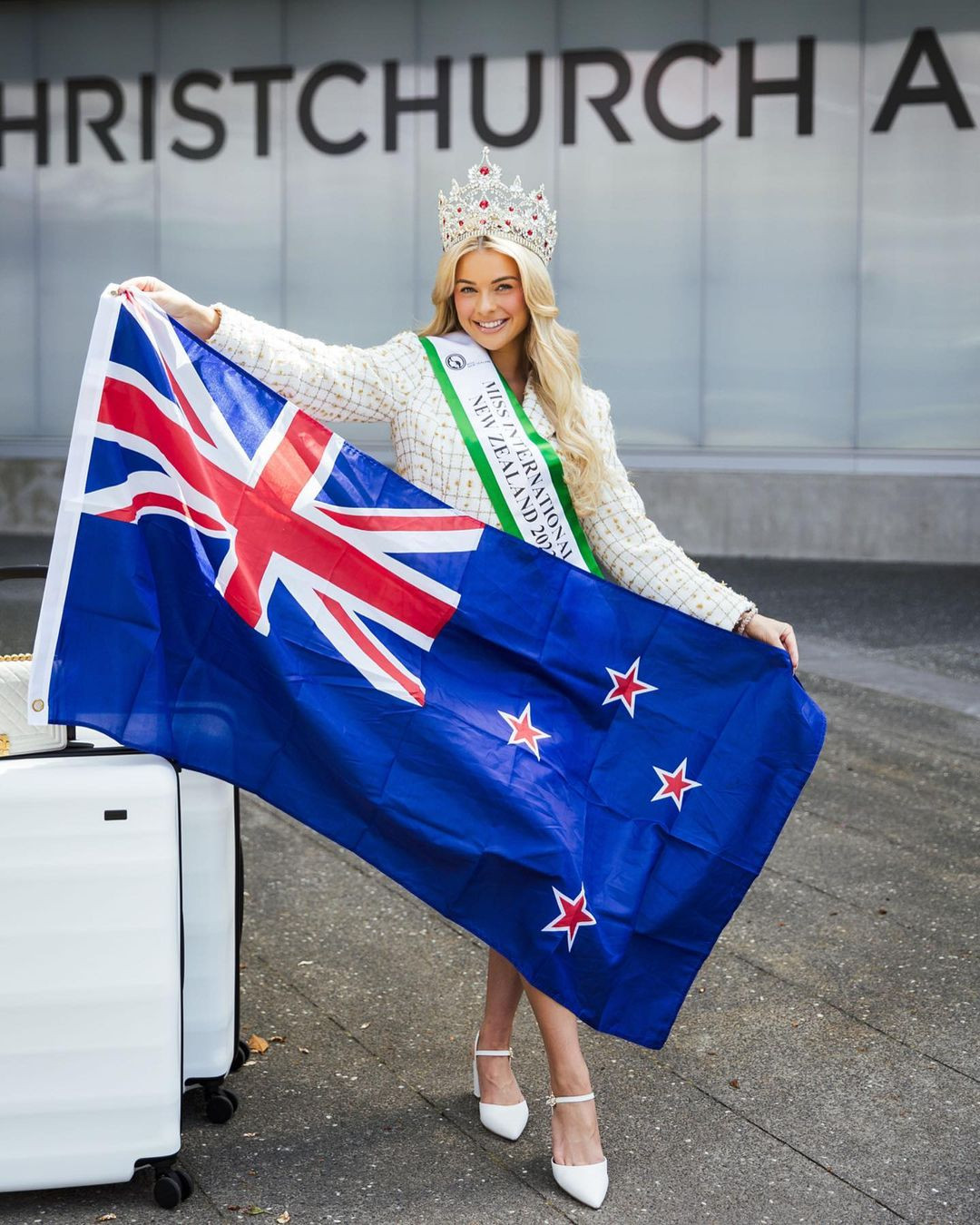 Người đẹp New Zealand - Georgia Waddington mặc gam trắng thanh lịch để sang Nhật Bản. Cô năm nay 21 tuổi, có nhan sắc ngọt ngào, thanh lịch, được đánh giá phù hợp với sân chơi Hoa hậu Quốc tế.
