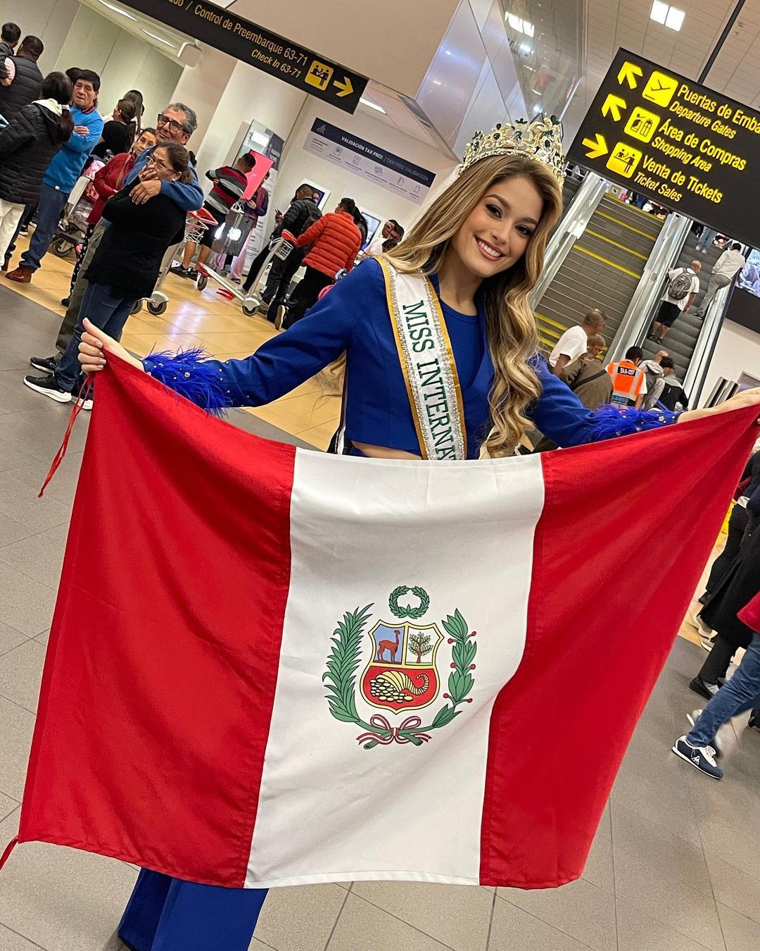 Đại diện Peru - Camila Diaz Daneri diện váy xanh, khoe vòng eo quyến rũ ở sân bay. Người đẹp năm nay 21 tuổi, cao 1,78 m, là người mẫu, diễn viên. Camila từng giành danh hiệu Miss Teen Universe Peru 2020.