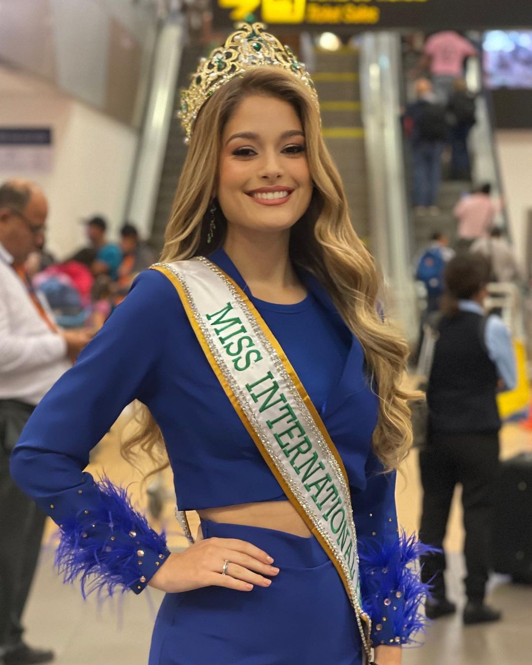 Đại diện Peru - Camila Diaz Daneri diện váy xanh, khoe vòng eo quyến rũ ở sân bay. Người đẹp năm nay 21 tuổi, cao 1,78 m, là người mẫu, diễn viên. Camila từng giành danh hiệu Miss Teen Universe Peru 2020.