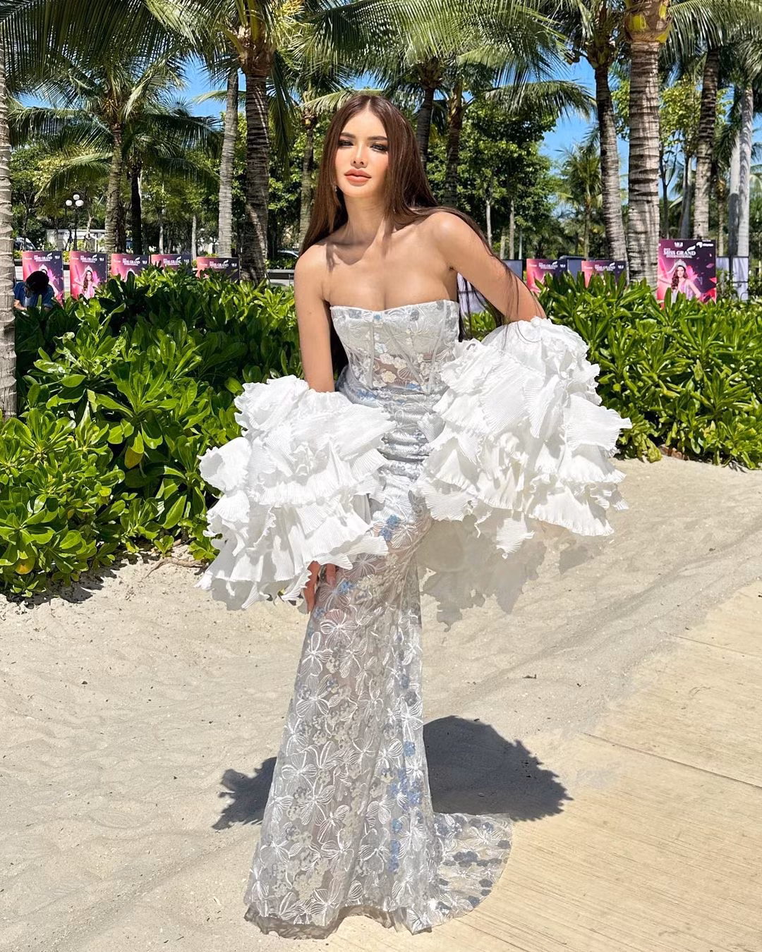 Người đẹp mặc váy cúp ngực nóng bỏng khi trình diễn tại sự kiện thời trang Vietnam Beauty Fashion Fest (VBFF6) - Beach Wear Fashion Show trên bãi biển Hạ Long hôm 9/10.