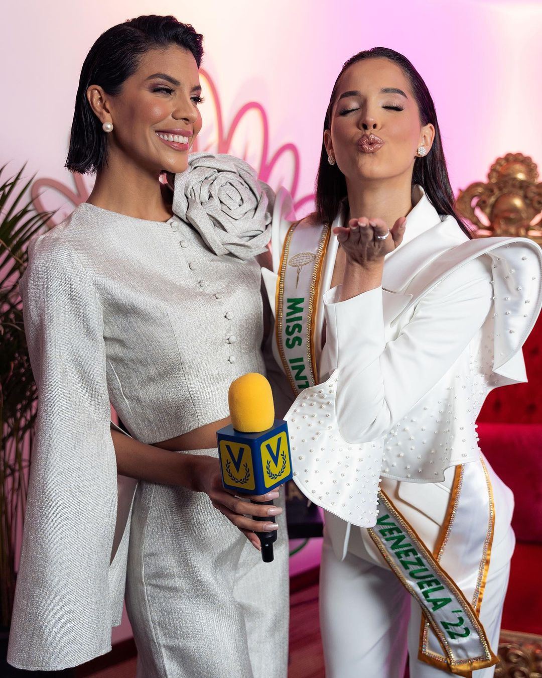 Andrea Rubio năm nay 23 tuổi, là cử nhân ngành Truyền thông Xã hội. Cô cũng là người mẫu chuyên nghiệp và là nhà sáng tạo nội dung. Andrea Rubio được đánh giá cao vì thân hình săn chắc, nóng bỏng.