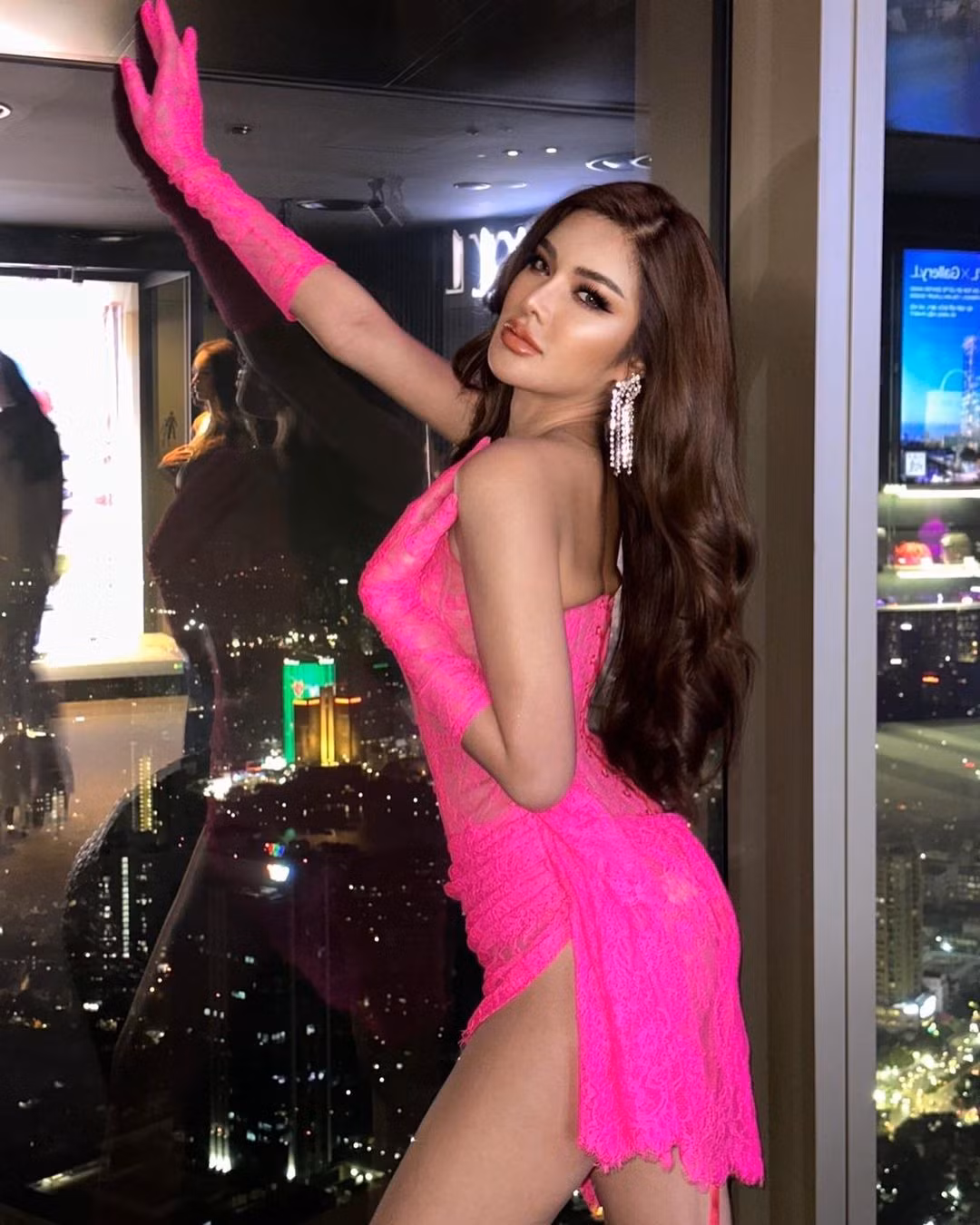 Trang phục ren xuyên thấu, cắt xẻ phóng khoáng được Aoom Thaweeporn ưa thích. Nhiều khán giả nhận xét những trang phục này quá nóng bỏng, thiếu sự sang trọng.