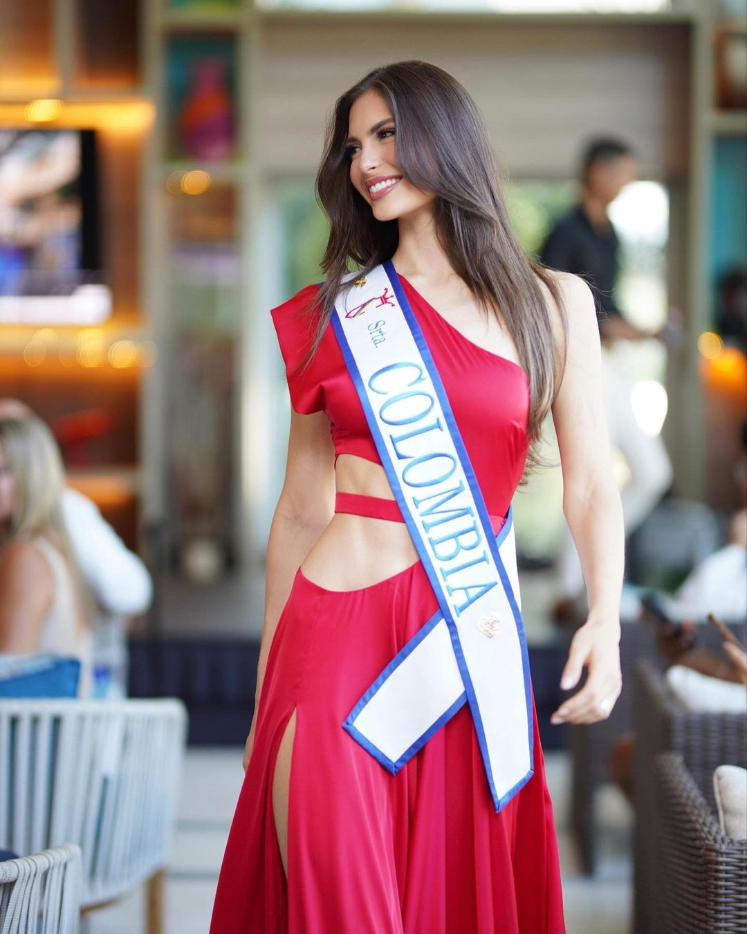 Sofia Osio Luna là đương kim Hoa hậu Colombia đầu tiên kể từ những năm 1960 tham gia cuộc thi Hoa hậu Quốc tế. Người đẹp sinh ra ở Barranquilla, Atlántico. Hiện cô là chuyên gia về Tiếp thị và Truyền thông Thời trang của Học viện Thiết kế châu Âu ở Barcelona. Sofia cũng thông thạo tiếng Anh vì đây là ngôn ngữ thứ 2 của cô.