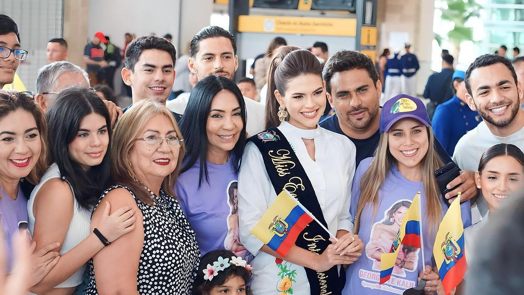 Đại diện Ecuador - Georgette Kalil được người thân, bạn bè tiễn ở sân bay. Georgette Kalil Roha hiện là sinh viên tâm lý học lâm sàng đến từ Guayaquil. Cô có vẻ đẹp sắc sảo, nóng bỏng.