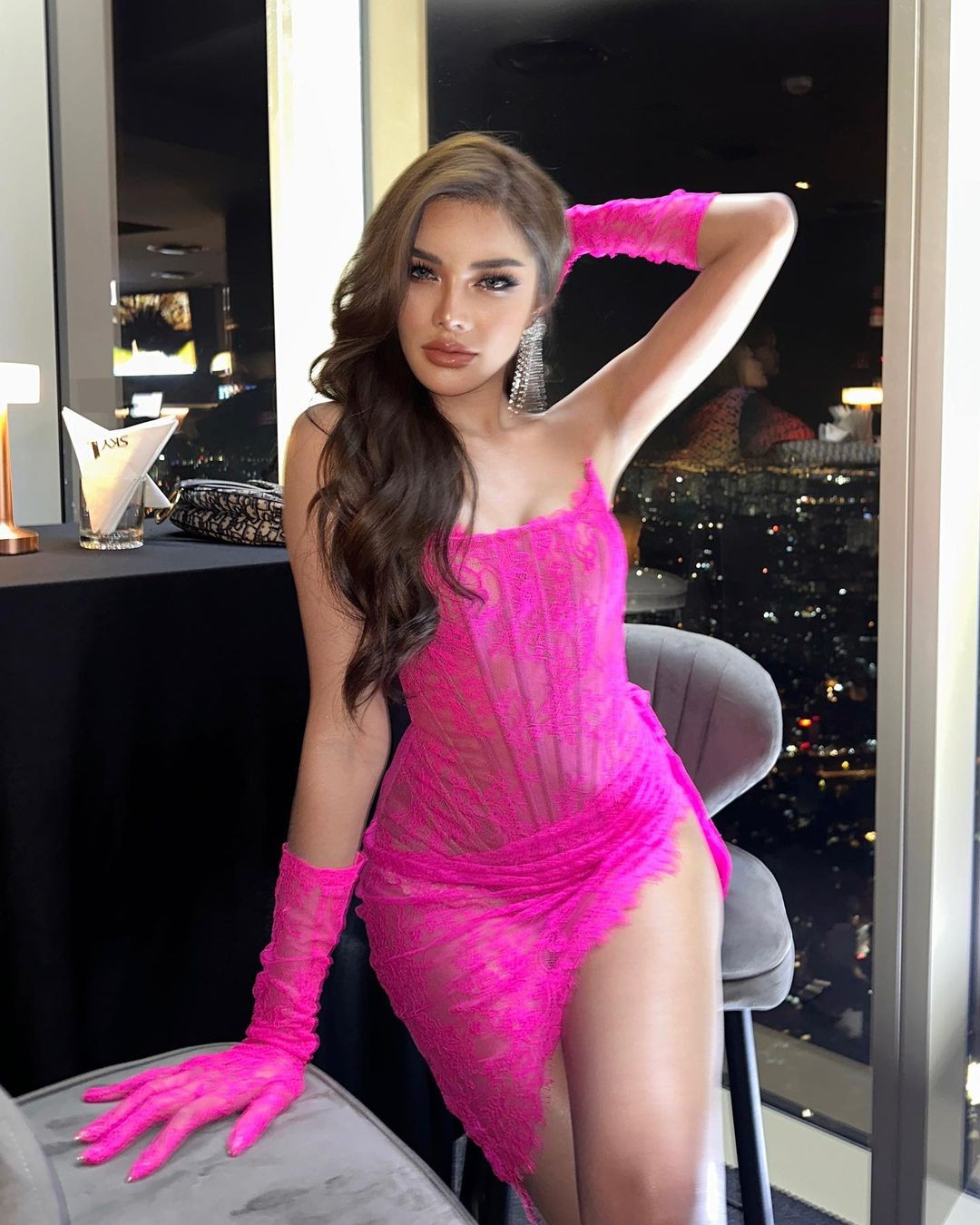 Trang phục ren xuyên thấu, cắt xẻ phóng khoáng được Aoom Thaweeporn ưa thích. Nhiều khán giả nhận xét những trang phục này quá nóng bỏng, thiếu sự sang trọng.