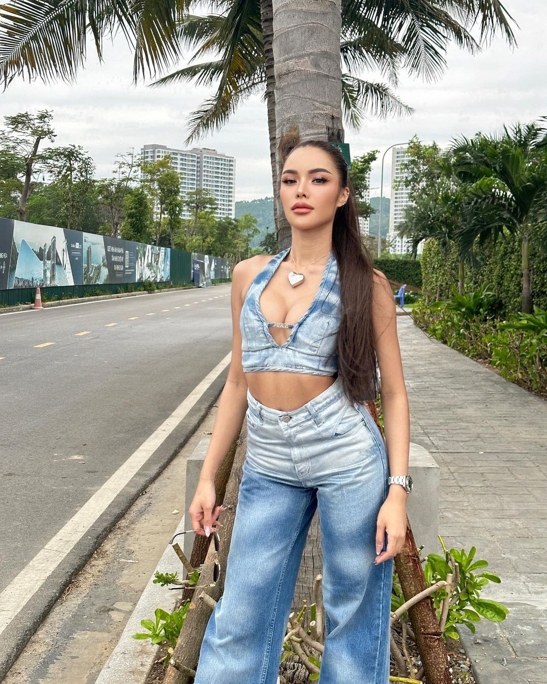 Trước đó, Aoom Thaweeporn cũng phàn nàn với ông Nawat - chủ tịch cuộc thi vì được khuyến cáo không nên mặc sexy trong buổi lễ trao sash diễn ra tại Nhà hát Lớn Hà Nội.