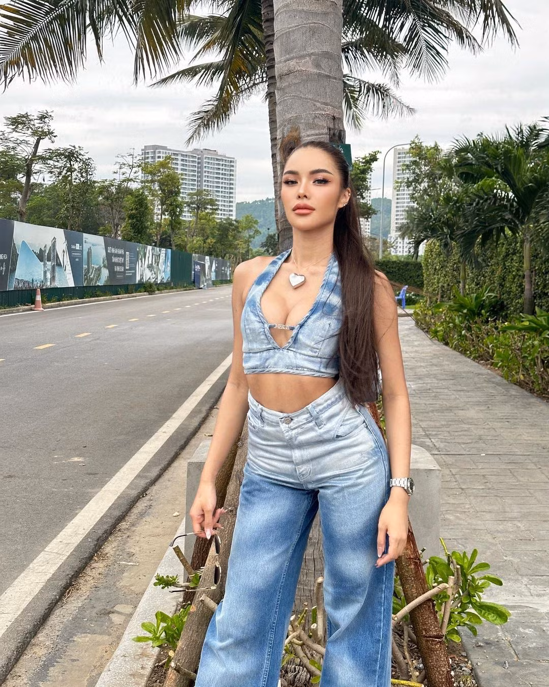 Trước đó, Aoom Thaweeporn cũng phàn nàn với ông Nawat - chủ tịch cuộc thi vì được khuyến cáo không nên mặc sexy trong buổi lễ trao sash diễn ra tại Nhà hát Lớn Hà Nội.