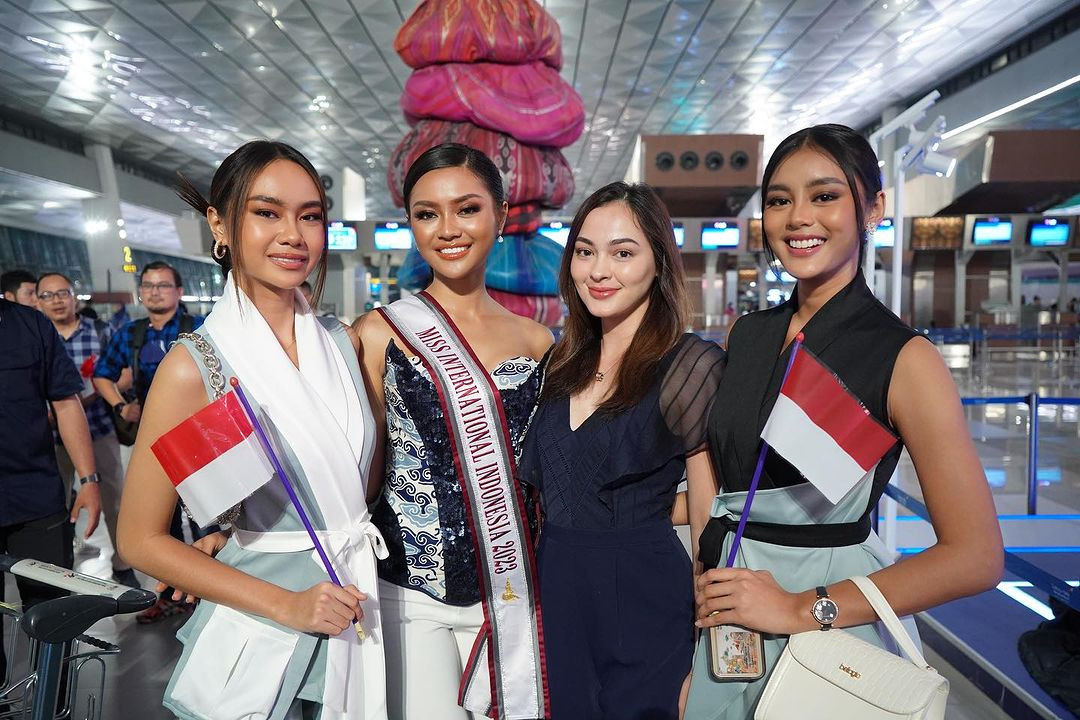 Người đẹp năm nay 26 tuổi đến từ tỉnh Bandung. Cô được giới thiệu có chiều cao 1,72 m và thích du lịch, nấu ăn. Farhana Nariswari được đánh giá là người đẹp năng động, có khả năng ứng xử và thuyết trình ấn tượng. Cô tham gia công tác xã hội ở nhiều quốc gia trên thế giới, từng vào top 5 cuộc thi hùng biện AMSA Indonesia 2018.