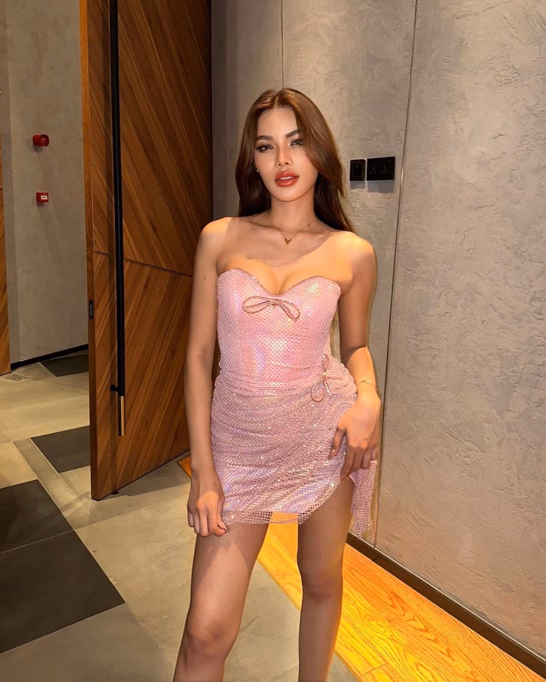 Trong quá trình tham gia cuộc thi năm nay, Aoom Thaweeporn thường xuyên diện những bộ váy nóng bỏng, khoe cơ thể. Trước đó, cô được biết đến là người đẹp có phong cách thời trang táo bạo ở xứ sở chùa vàng.