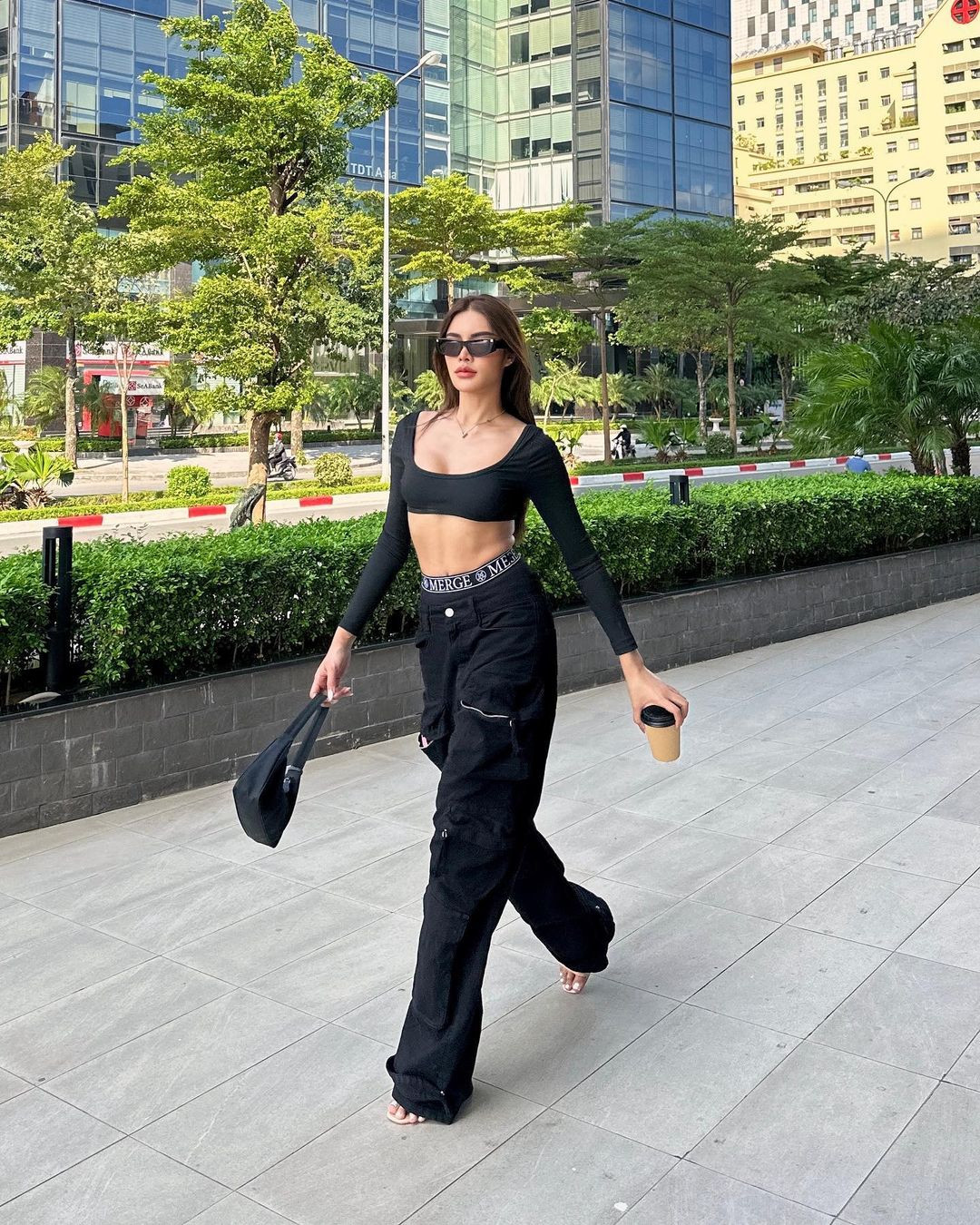 Tuy nhiên, khả năng tiếng Anh hạn chế được xem là rào cản đối với cô trên chặng đường chinh phục vương miện. Trong buổi giao lưu với fan hôm 8/10, Aoom Thaweeporn không chia sẻ được nhiều vì khả năng ngoại ngữ kém hơn các người đẹp còn lại.