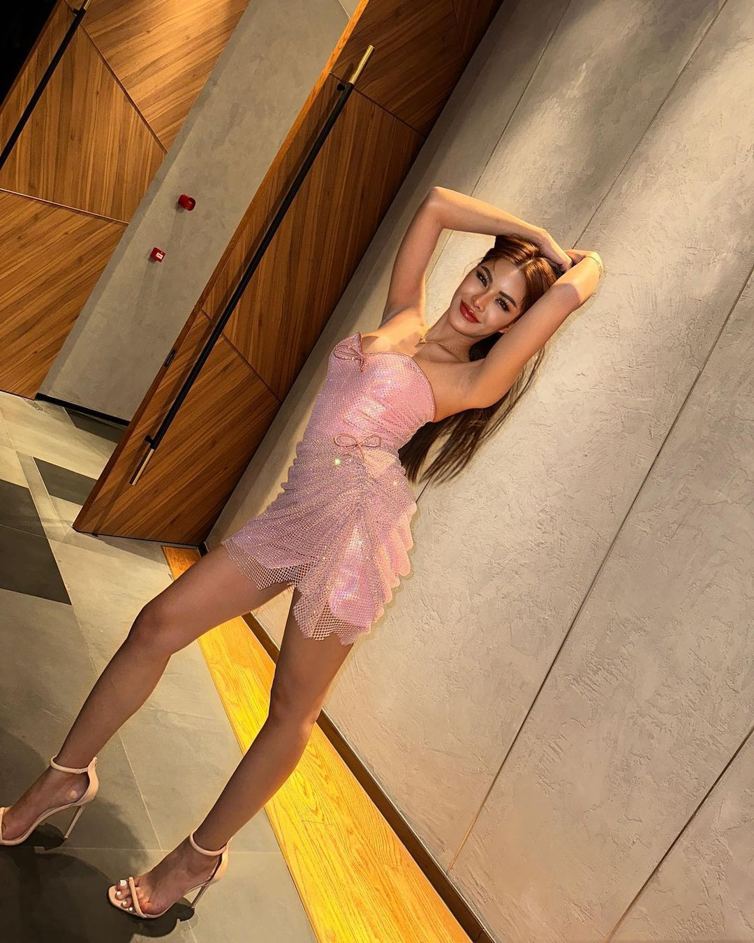 Trong quá trình tham gia cuộc thi năm nay, Aoom Thaweeporn thường xuyên diện những bộ váy nóng bỏng, khoe cơ thể. Trước đó, cô được biết đến là người đẹp có phong cách thời trang táo bạo ở xứ sở chùa vàng.