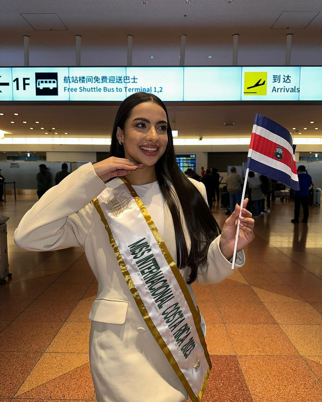 Đại diện Costa Rica - Stacy Montero diện vest trắng thanh lịch ở sân bay. Cô năm nay 20 tuổi, là sinh viên chuyên ngành quản lý kinh doanh, đồng thời là vũ công, người dẫn chương trình. Stacy được đánh giá là người đẹp có kinh nghiệm thi sắc đẹp ấn tượng. Cô từng giành ngôi vị Miss Teen Mundial Costa Rica 2018 và Miss Eco International Costa Rica 2024.