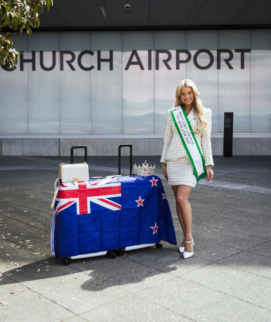 Người đẹp New Zealand - Georgia Waddington mặc gam trắng thanh lịch để sang Nhật Bản. Cô năm nay 21 tuổi, có nhan sắc ngọt ngào, thanh lịch, được đánh giá phù hợp với sân chơi Hoa hậu Quốc tế.