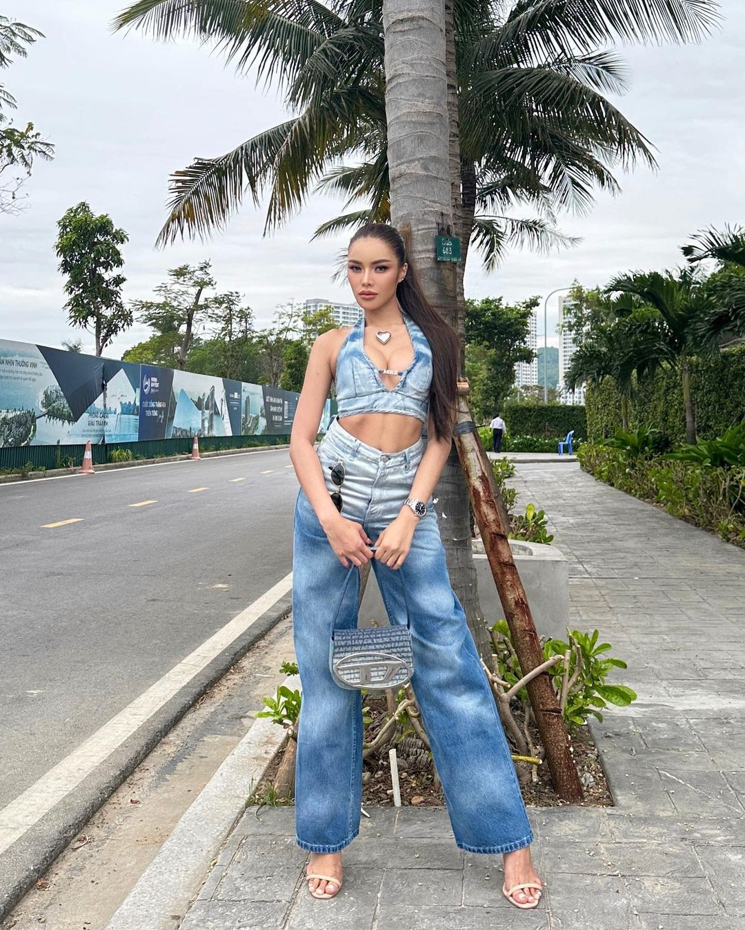 Trước đó, Aoom Thaweeporn cũng phàn nàn với ông Nawat - chủ tịch cuộc thi vì được khuyến cáo không nên mặc sexy trong buổi lễ trao sash diễn ra tại Nhà hát Lớn Hà Nội.