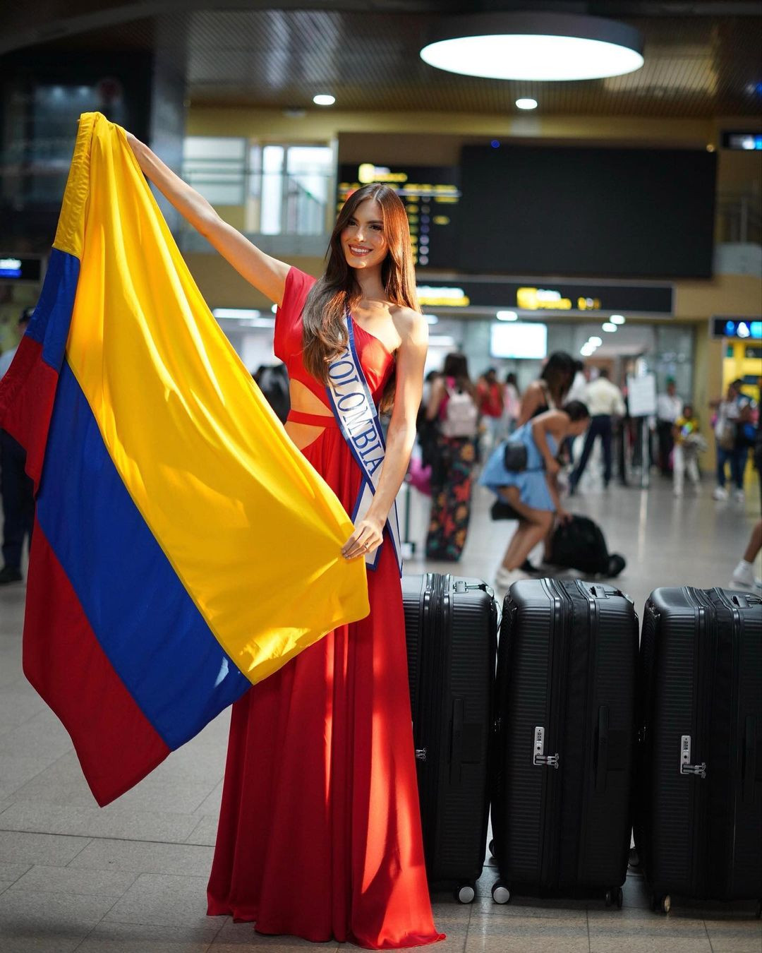 Đại diện Colombia - Sofía Osío Luna diện váy cut-out quyến rũ khi ra sân bay để đi Nhật Bản thi Hoa hậu Quốc tế 2023. Người đẹp được đông đảo bạn bè, người thân, người hâm mộ ra sân bay chia tay.