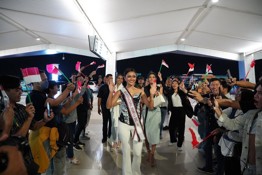 Đại diện Indonesia - Farhana Nariswari được đông đảo người hâm mộ đưa ra sân bay để khởi hành sang Nhật.