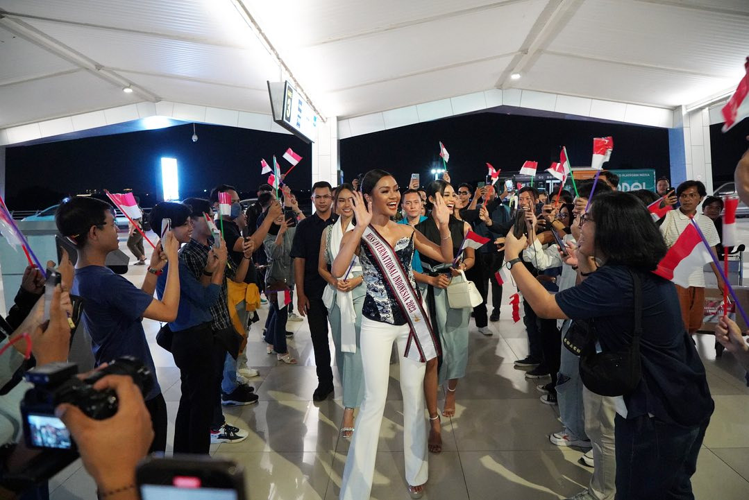 Đại diện Indonesia - Farhana Nariswari được đông đảo người hâm mộ đưa ra sân bay để khởi hành sang Nhật.