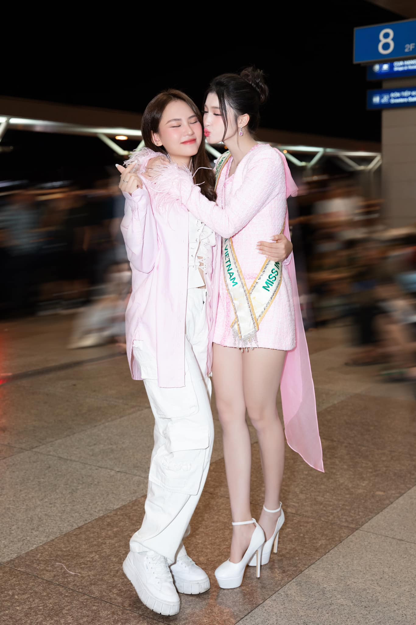 Mai Phương gửi gắm lời chúc Phương Nhi may mắn tại cuộc thi năm nay. Mai Phương cũng chính là người training kỹ năng tiếng Anh, ca hát cho Phương Nhi trong quá trình chuẩn bị cho cuộc thi Hoa hậu Quốc tế 2023. Mai Phương gửi gắm lời chúc Phương Nhi may mắn tại cuộc thi năm nay. Mai Phương cũng chính là người training kỹ năng tiếng Anh, ca hát cho Phương Nhi trong quá trình chuẩn bị cho cuộc thi Hoa hậu Quốc tế 2023.