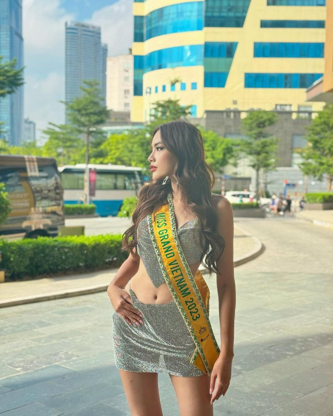 Kiểu áo crop-top kết hợp cùng chân váy, chất liệu sequin được Hoàng Phương ưa chuộng trong quá trình tham dự cuộc thi.