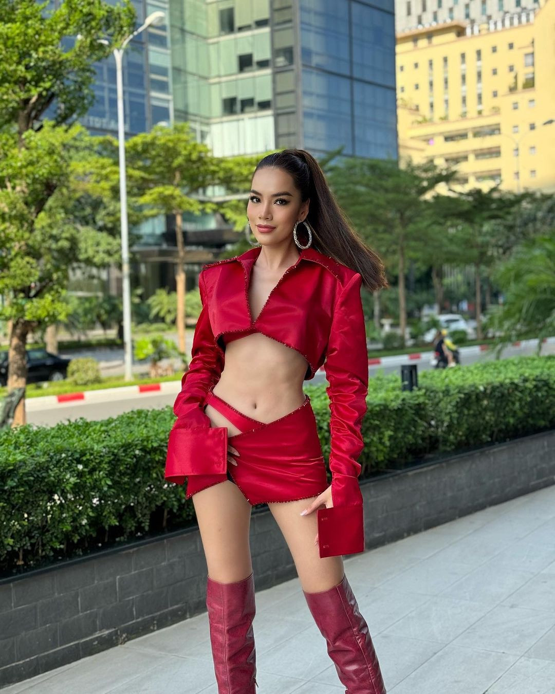 Trước đó khi di chuyển từ Hà Nội đi Quảng Ninh, Hoàng Phương diện bộ trang phục táo bạo tông màu đỏ nổi bật. Thiết kế giúp đại diện Việt Nam khoe trọn vòng eo săn chắc, quyến rũ. Nhiều người cho rằng Hoàng Phương học hỏi phong cách của Hoa hậu Thùy Tiên. Trước đó, tại cuộc thi Hoa hậu Hòa bình Quốc tế 2021, Thùy Tiên được fan tặng danh hiệu nữ hoàng cut-out.