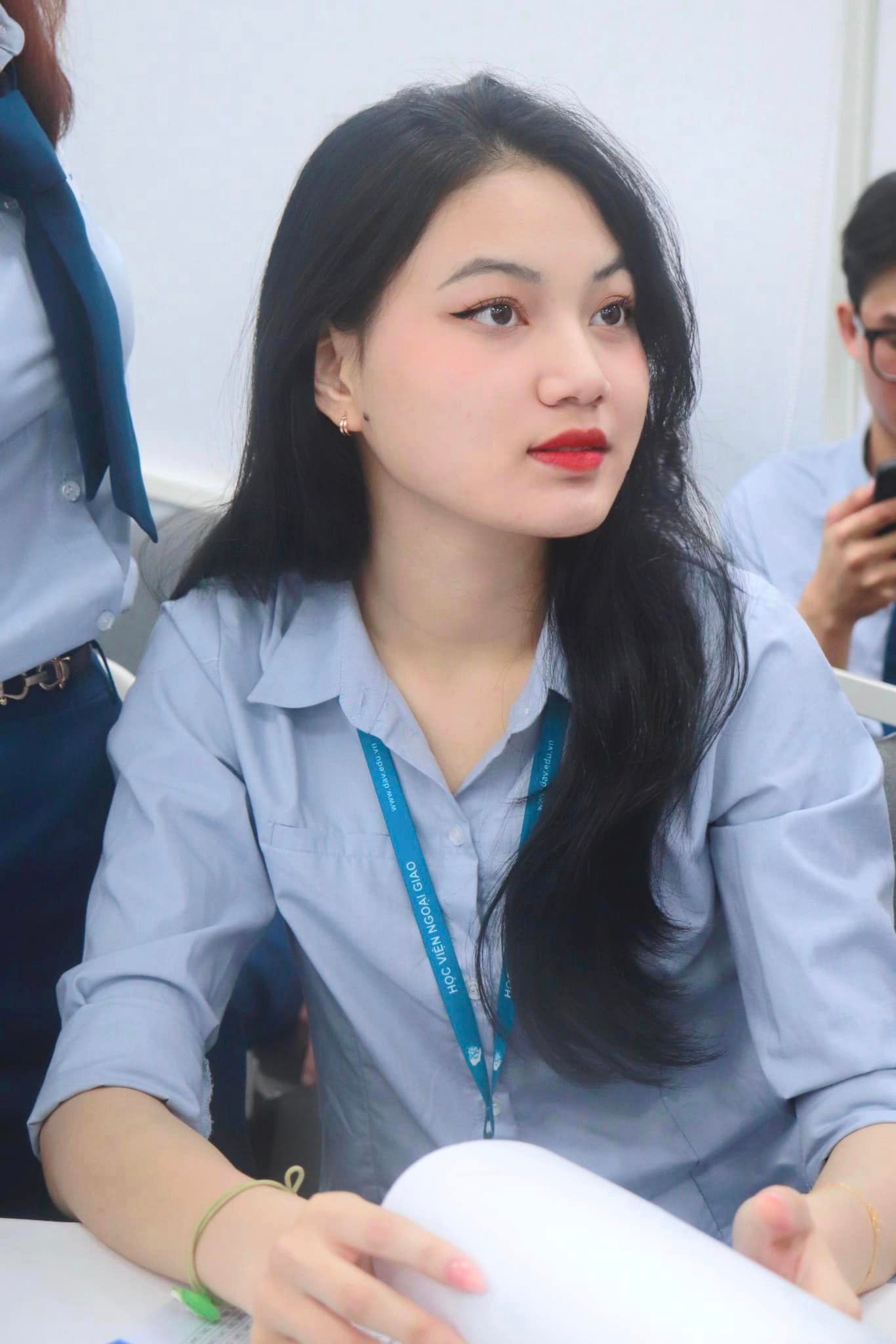 Cô gây chú ý với gương mặt bầu bĩnh, thông minh, đậm chất Á đông.