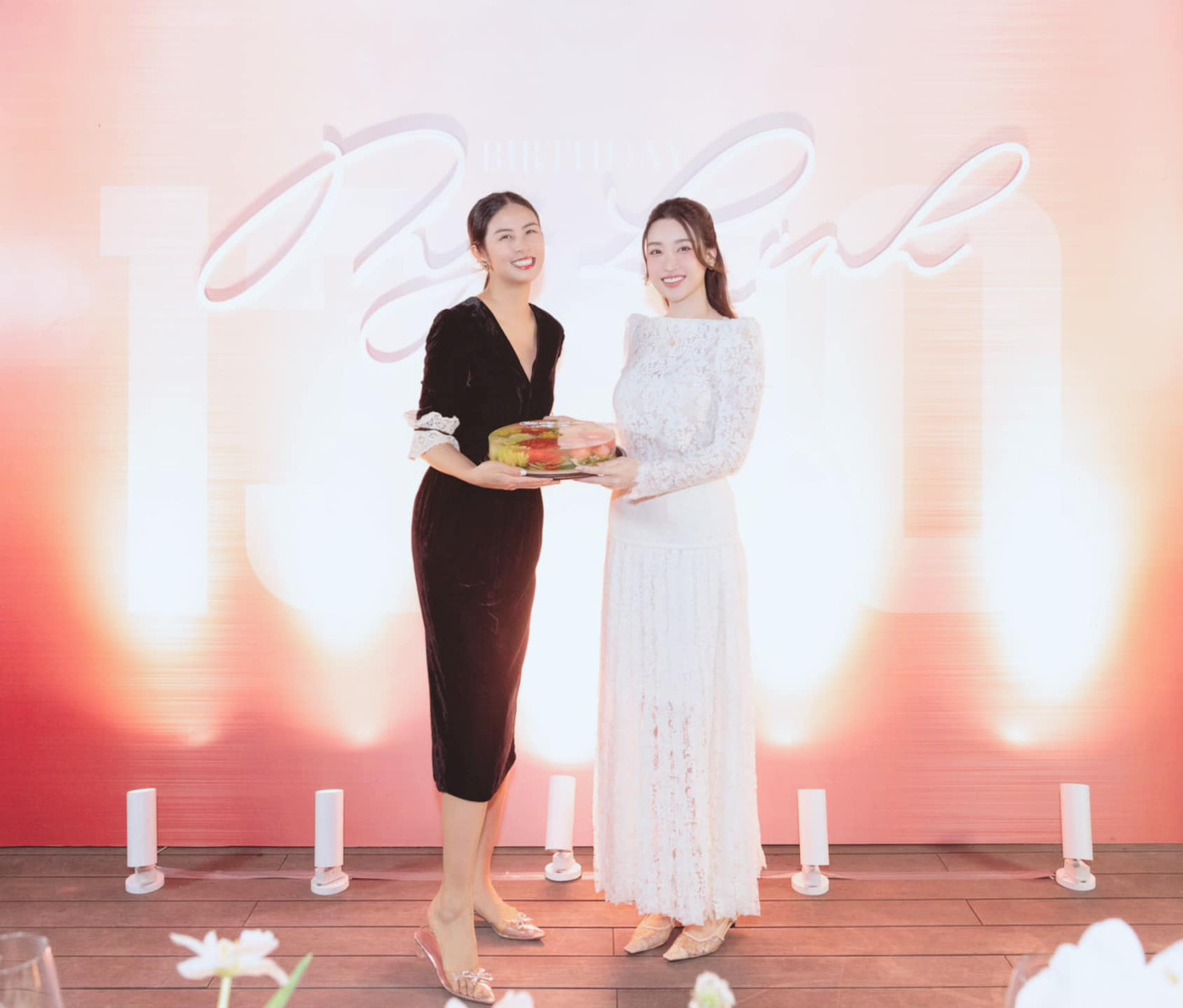 Hai người đẹp là bạn bè thân thiết trong cuộc sống. Cả hai thường xuyên có mặt ở những sự kiện quan trọng của nhau. Ngọc Hân mang theo chiếc bánh sinh nhật do cô tự làm để tặng Đỗ Mỹ Linh.