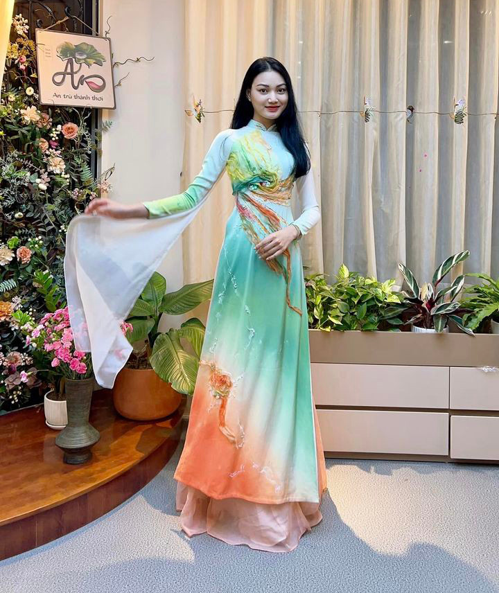 Thu Trang gây ấn tượng với thành tích học tập nổi bật. Cô là thành viên đội tuyển học sinh giỏi tiếng Anh, đạt giải Nhì Olympic tiếng Anh năm 2021, 2 Giải Đồng nghiên cứu Khoa học năm 2020, 2021.