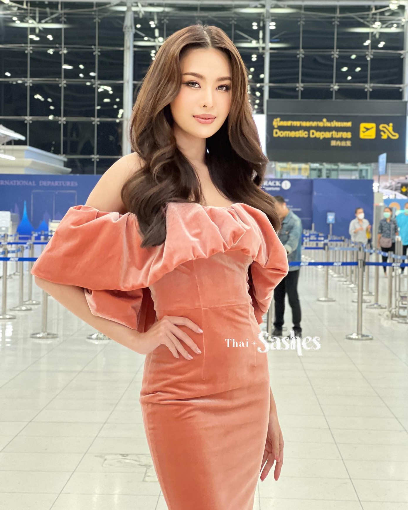 Supaporn Ritthipreuk năm nay 25 tuổi, có bằng Thạc sĩ Khoa Quản lý Giáo dục, Đại học Rajabhat Chiang Mai. Người đẹp có chiều cao ấn tượng 1,78 m và số đo 81-63-89 cm. Bên cạnh nhan sắc, Supaporn Ritthipreuk được đánh giá cao về học vấn. Cô là một trong những thí sinh hiếm hoi của cuộc thi năm nay có bằng thạc sĩ.