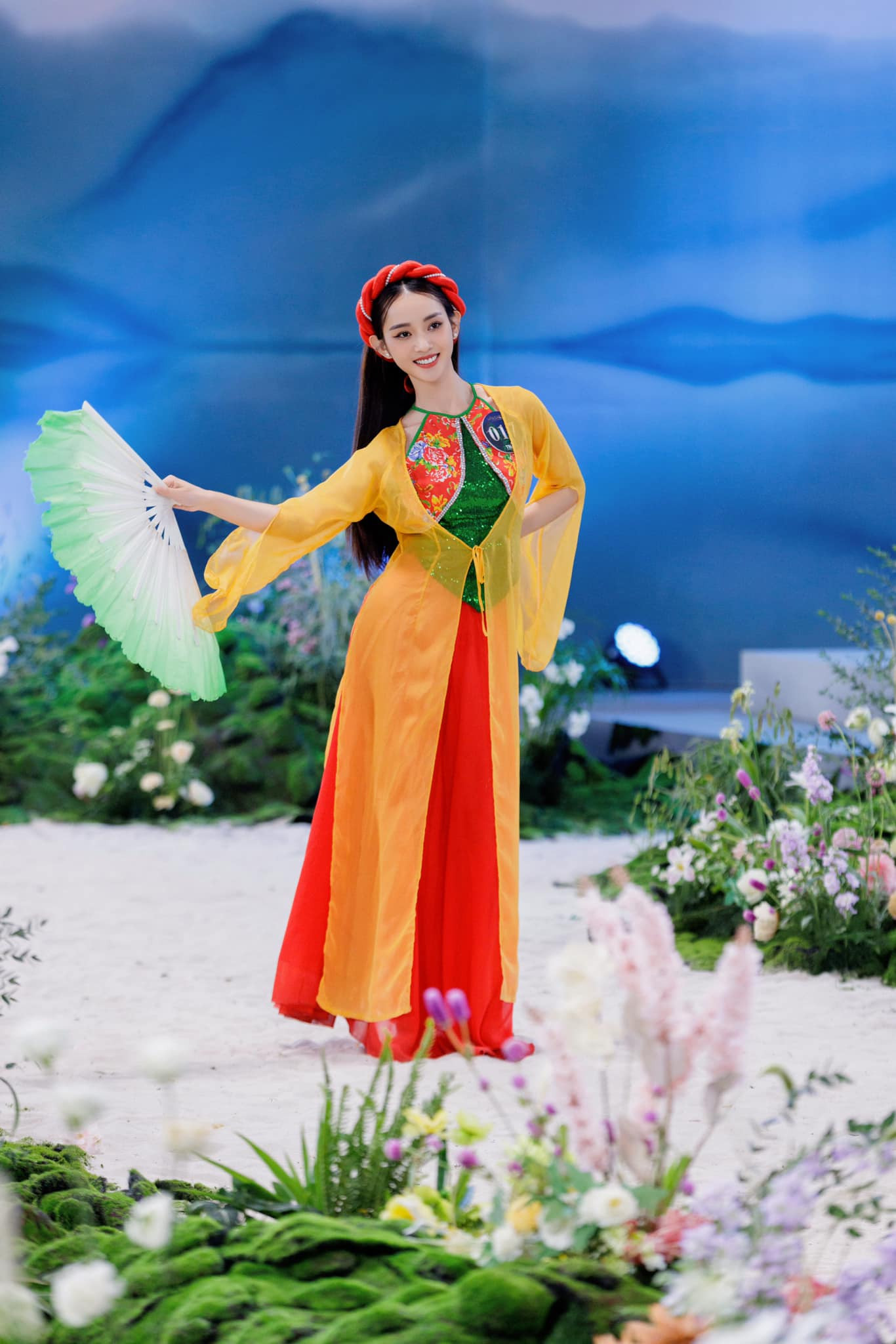 Yến Nhi tốt nghiệp ngành Tài chính Ngân hàng, Cao đẳng Kinh tế Đối ngoại nhưng bén duyên với nghề mẫu ảnh.