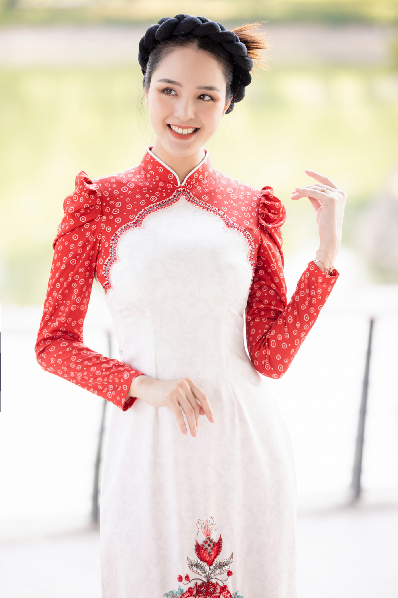 Á hậu Hoàng Anh giảm 22 kg sau khi sinh con thứ 3.