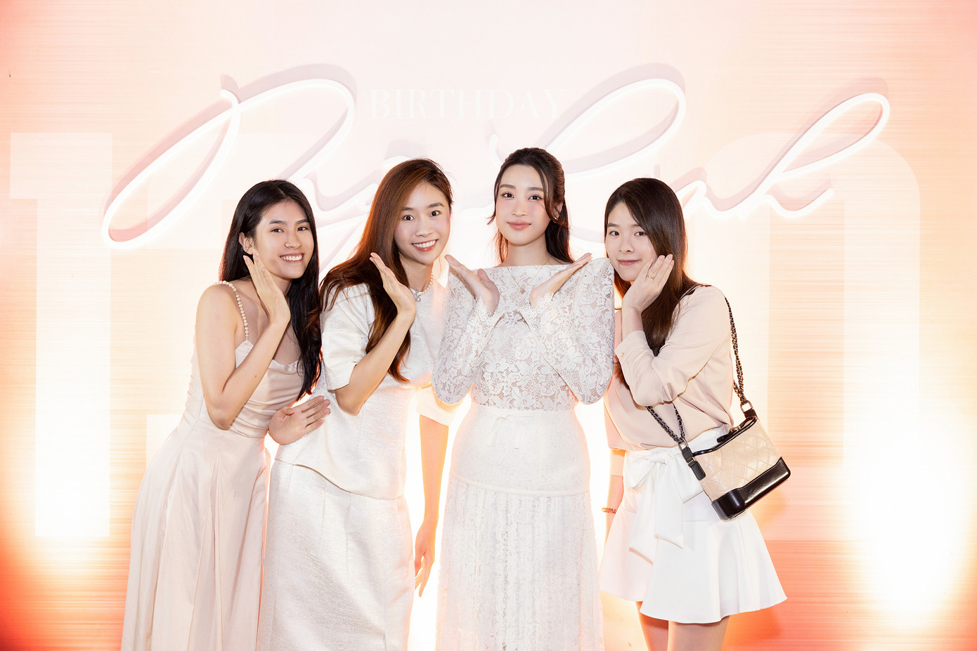 Nhiều bạn bè thân thiết đến chúc mừng Đỗ Mỹ Linh. Các khách mời diện trang phục có tông màu trắng, kem.