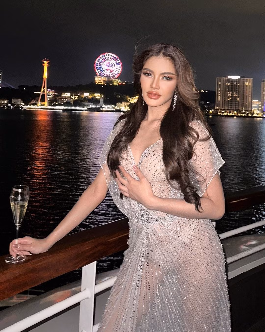 Ngày 9/10, người đẹp Thái Lan - Aoom Thaweeporn và 70 thí sinh tham dự buổi tiệc tổ chức trên du thuyền ở Hạ Long, Quảng Ninh. Xuất hiện trong buổi tiệc, Aoom gây chú ý khi diện váy ánh bạc xuyên thấu nóng bỏng. Trong những bức ảnh chụp với ánh đèn flash, Aoom bị lộ nội y. Nhiều người cho rằng trang phục không phù hợp với các cuộc thi sắc đẹp.